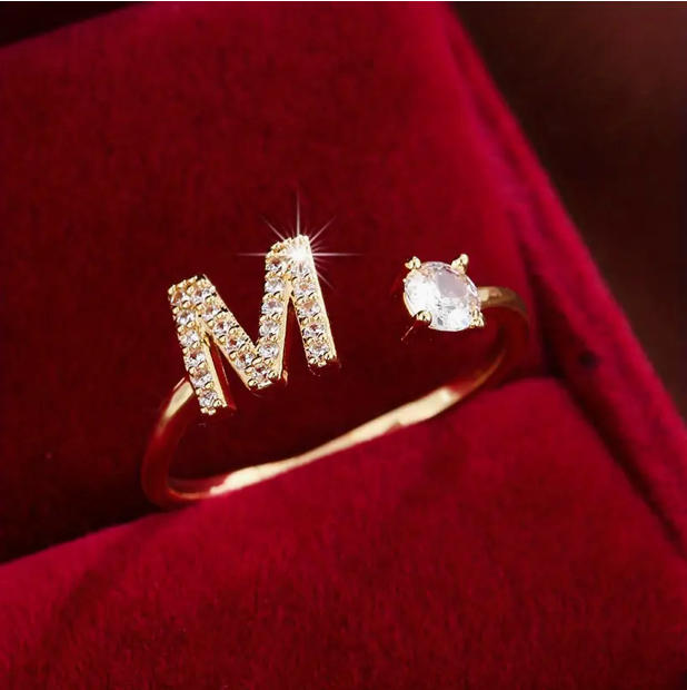 Faszinierender Buchstabenring aus Gold und Silber, besetzt mit funkelnden Diamanten