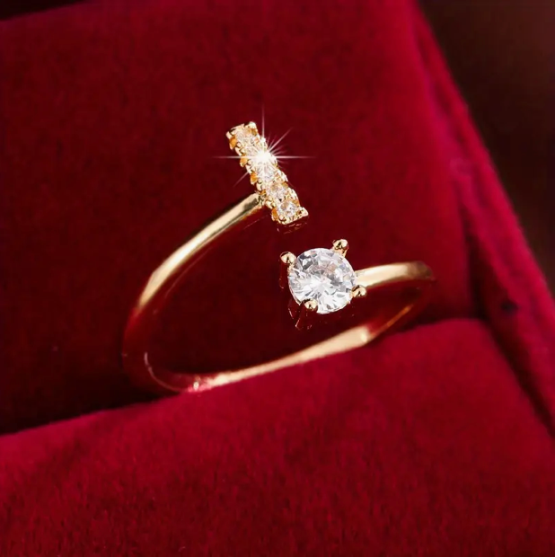 Faszinierender Buchstabenring aus Gold und Silber, besetzt mit funkelnden Diamanten