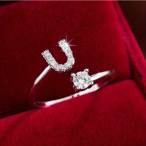 Faszinierender Buchstabenring aus Gold und Silber, besetzt mit funkelnden Diamanten