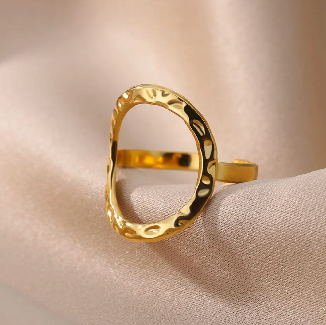 Eleganter 18 Karat Gold plattierter Ring mit auffälligem Großkreis