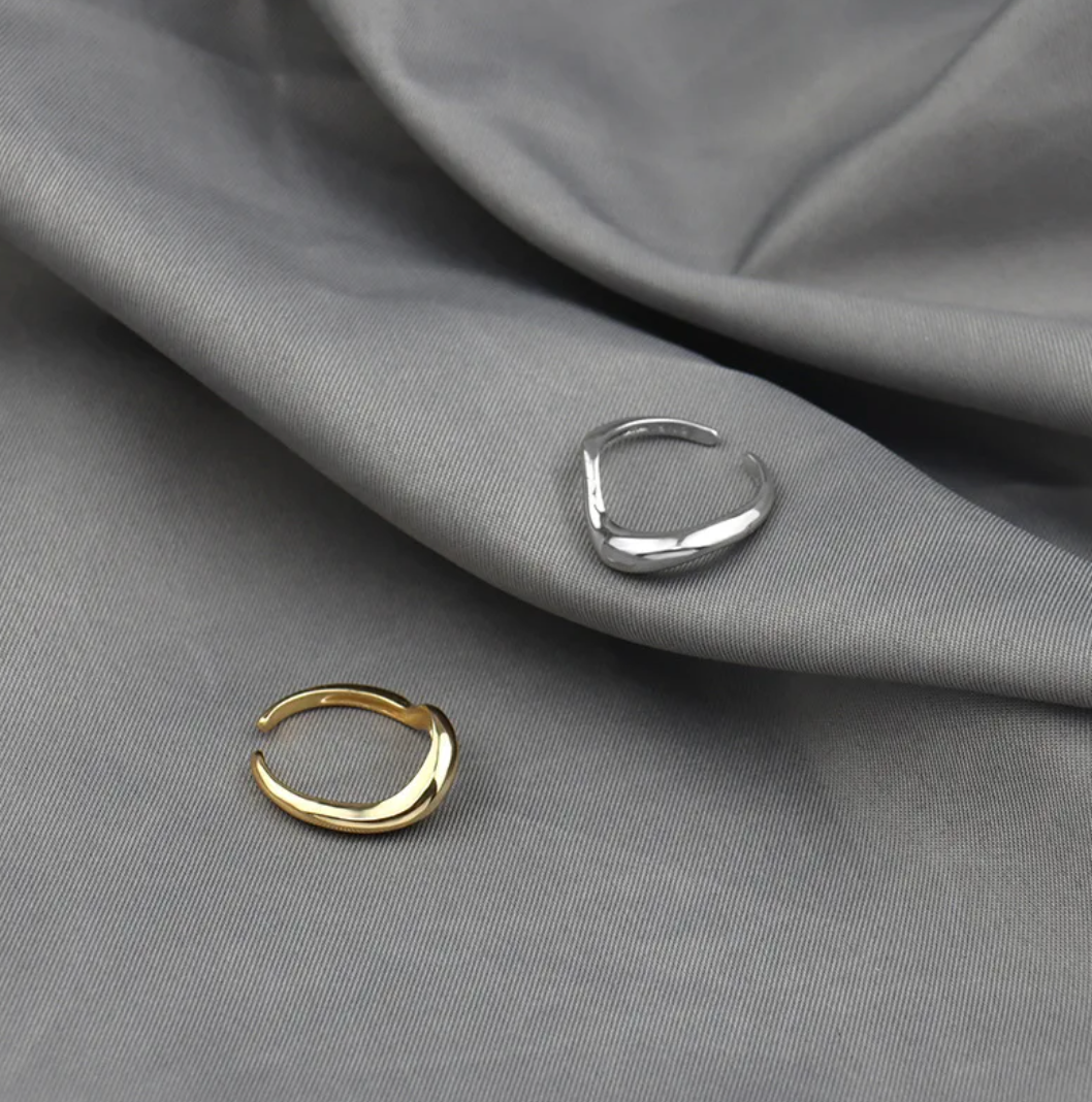 Schmuckstück: Eleganter Ring aus 18 Karat vergoldetem 925er Sterlingsilber im stilvollen Design