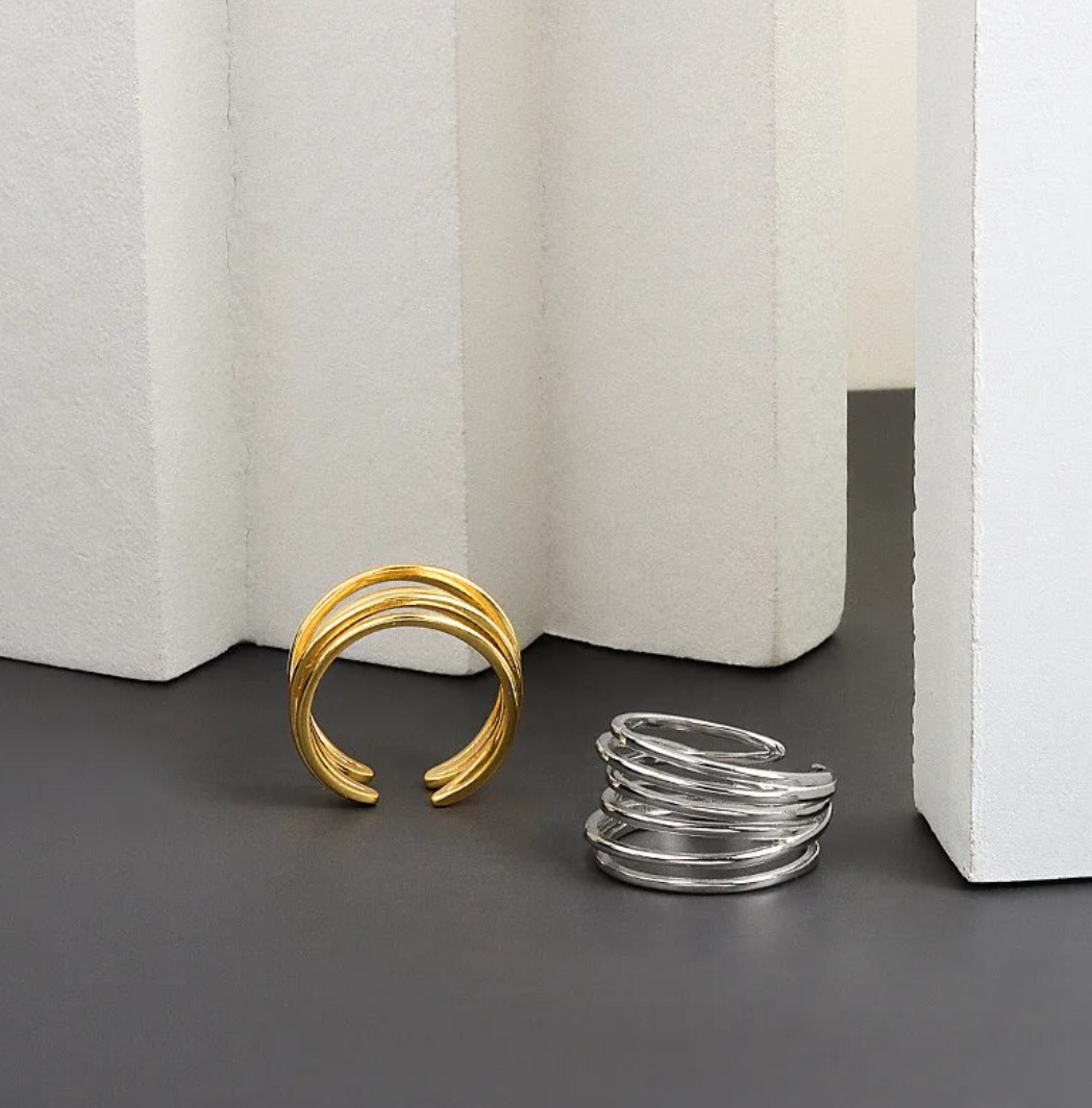 Eleganter Ring aus 18 Karat vergoldetem Material im Wald-Design