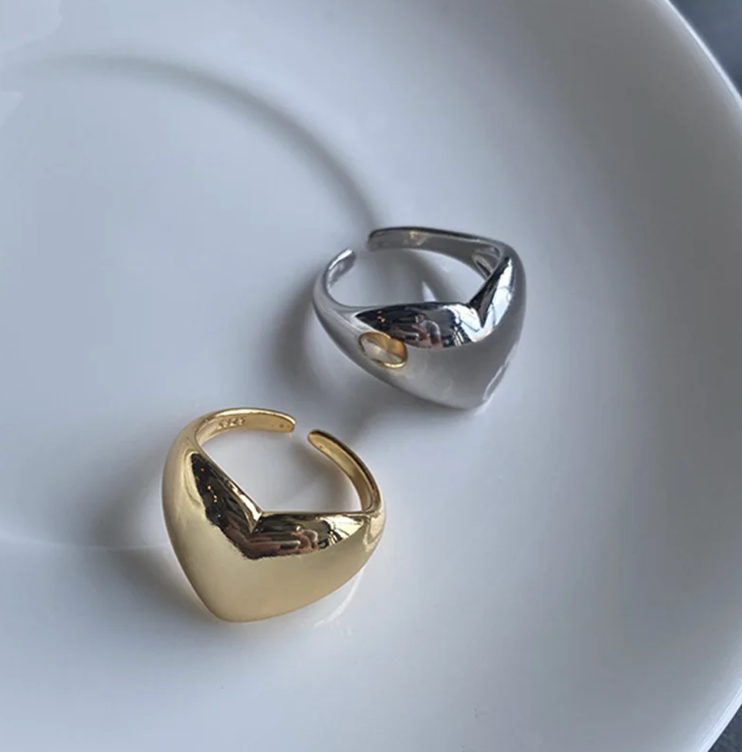 Eleganter 18 Karat vergoldeter Ring mit funkelndem Herzdesign