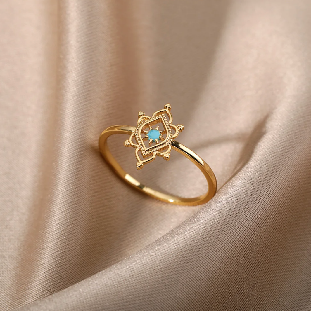 Antiker Ring aus 18 Karat vergoldetem Silber – Eleganz aus vergangener Zeit