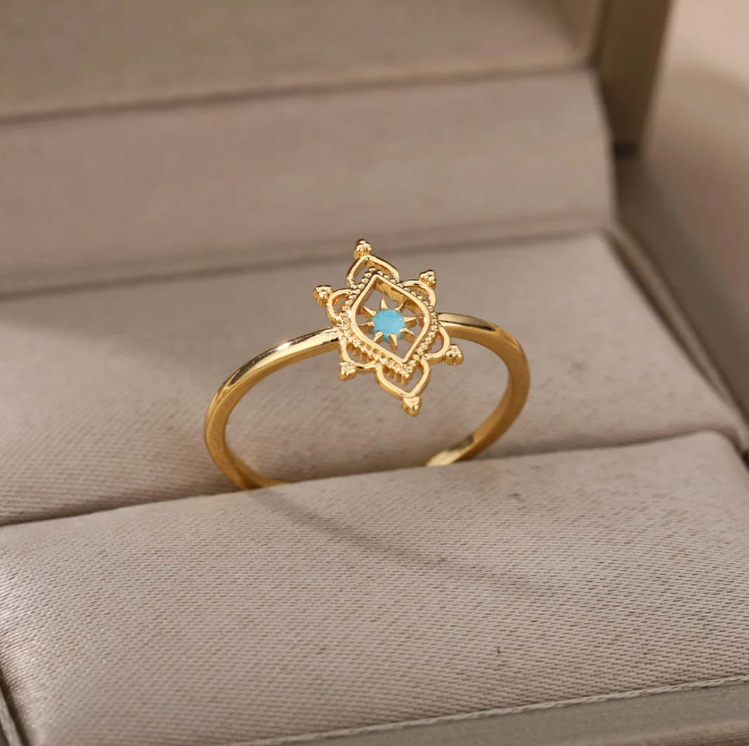 Antiker Ring aus 18 Karat vergoldetem Silber – Eleganz aus vergangener Zeit