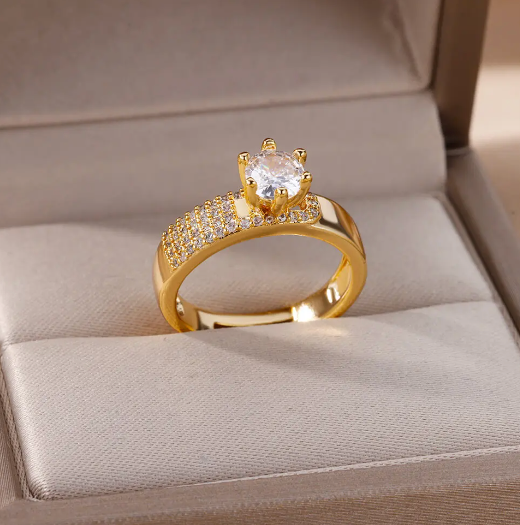 Eleganter 18 Karat vergoldeter Ring mit strahlendem Queen Stone