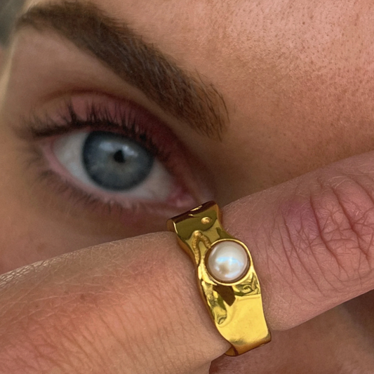 Eleganter 18 Karat vergoldeter Ring mit einer zauberhaften Schicksalsperle