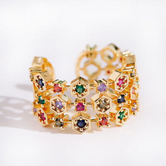 Eleganter verstellbarer Ring aus 18K Gold mit funkelnden farbigen Zirkonsteinen