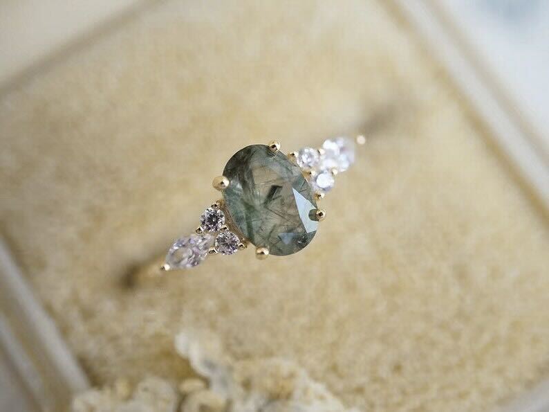 Eleganter 18 Karat vergoldeter Ring mit strahlendem grünen Energiestein