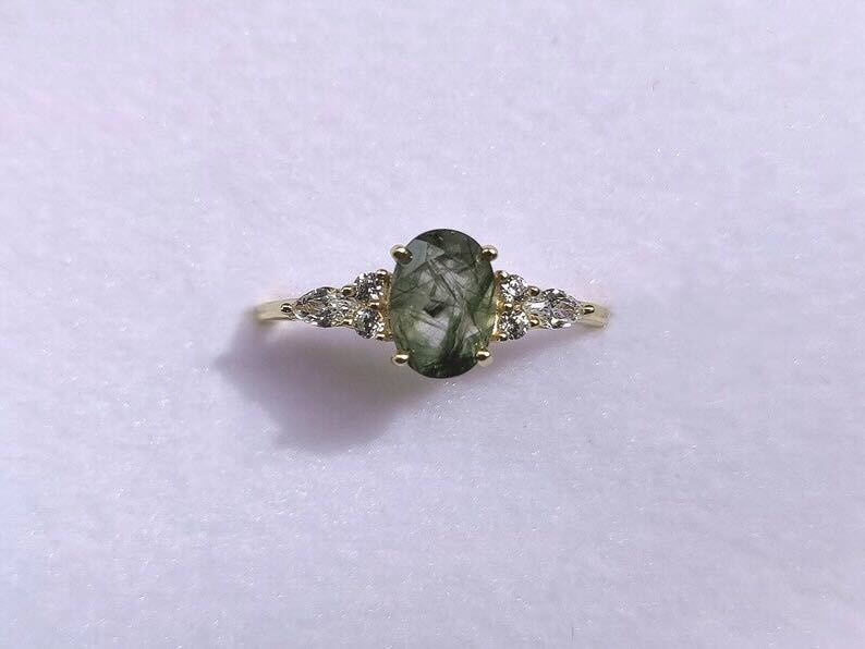 Eleganter 18 Karat vergoldeter Ring mit strahlendem grünen Energiestein