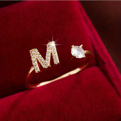 Faszinierender Buchstabenring aus Gold und Silber, besetzt mit funkelnden Diamanten