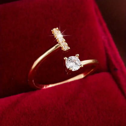 Faszinierender Buchstabenring aus Gold und Silber, besetzt mit funkelnden Diamanten