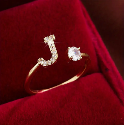Faszinierender Buchstabenring aus Gold und Silber, besetzt mit funkelnden Diamanten