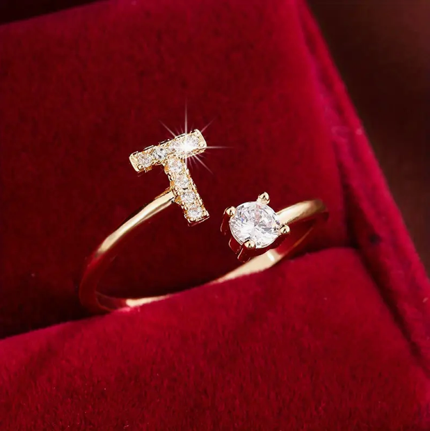 Faszinierender Buchstabenring aus Gold und Silber, besetzt mit funkelnden Diamanten