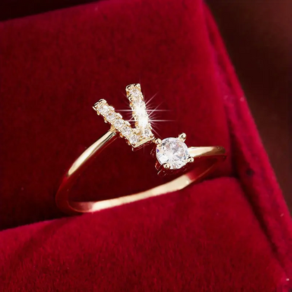 Faszinierender Buchstabenring aus Gold und Silber, besetzt mit funkelnden Diamanten