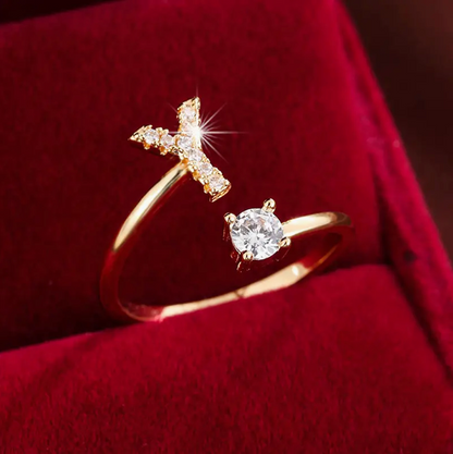 Faszinierender Buchstabenring aus Gold und Silber, besetzt mit funkelnden Diamanten