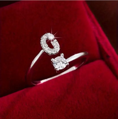 Faszinierender Buchstabenring aus Gold und Silber, besetzt mit funkelnden Diamanten