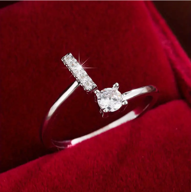 Faszinierender Buchstabenring aus Gold und Silber, besetzt mit funkelnden Diamanten