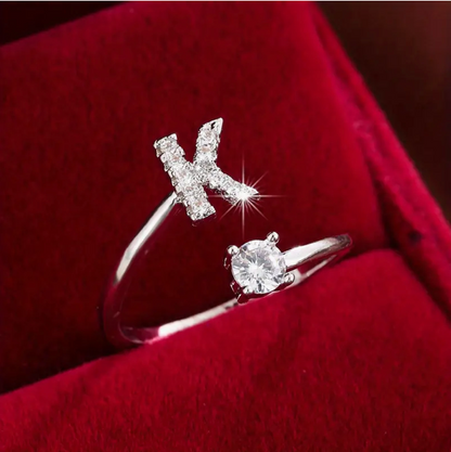 Faszinierender Buchstabenring aus Gold und Silber, besetzt mit funkelnden Diamanten