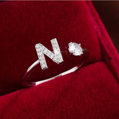 Faszinierender Buchstabenring aus Gold und Silber, besetzt mit funkelnden Diamanten