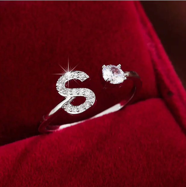 Faszinierender Buchstabenring aus Gold und Silber, besetzt mit funkelnden Diamanten