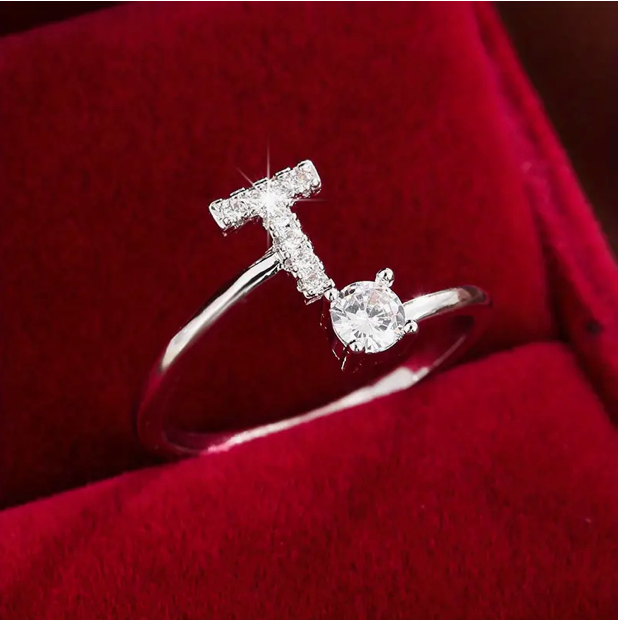 Faszinierender Buchstabenring aus Gold und Silber, besetzt mit funkelnden Diamanten