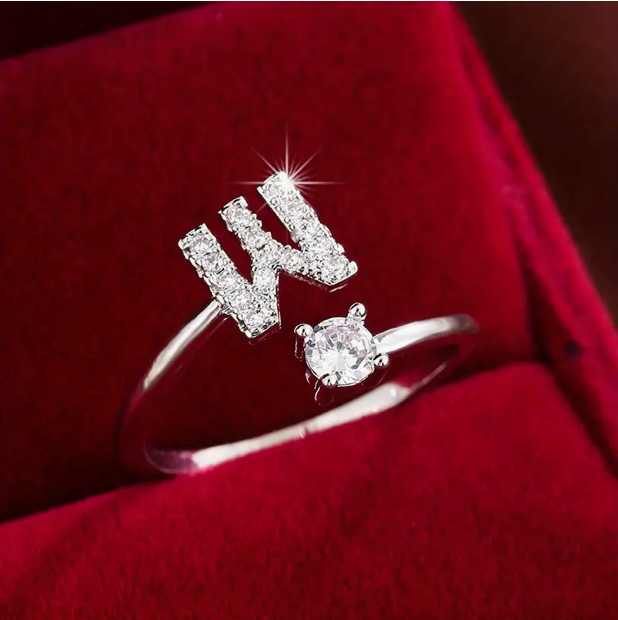 Faszinierender Buchstabenring aus Gold und Silber, besetzt mit funkelnden Diamanten