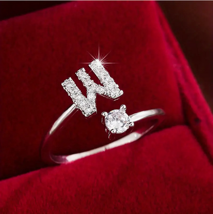 Faszinierender Buchstabenring aus Gold und Silber, besetzt mit funkelnden Diamanten