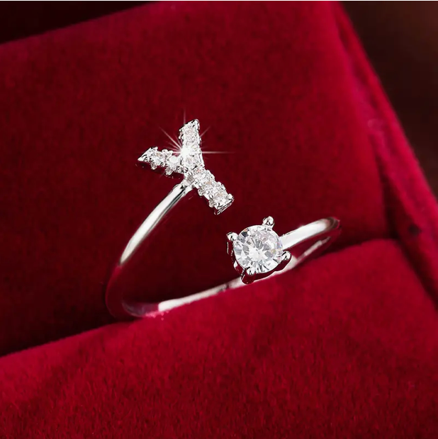 Faszinierender Buchstabenring aus Gold und Silber, besetzt mit funkelnden Diamanten