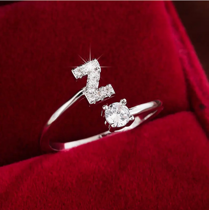 Faszinierender Buchstabenring aus Gold und Silber, besetzt mit funkelnden Diamanten