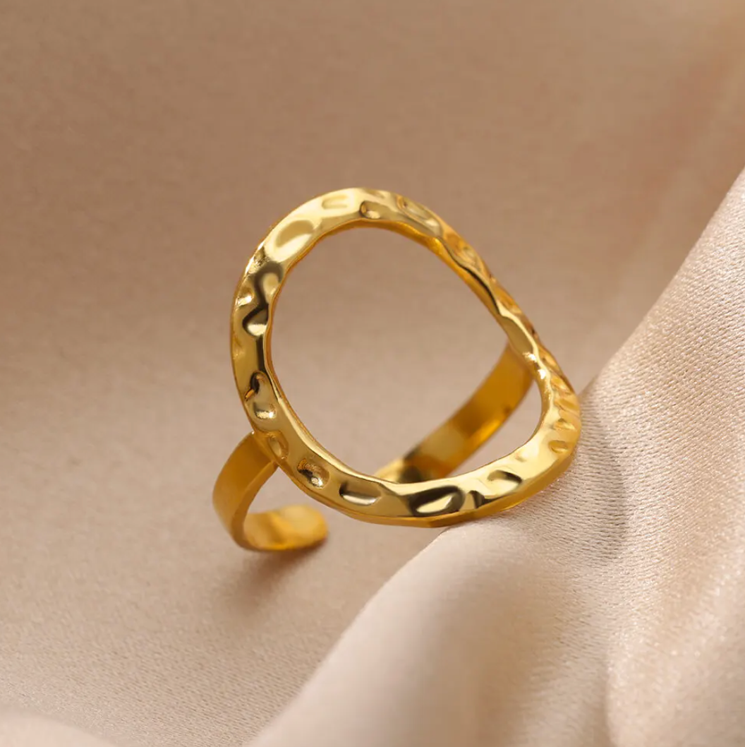 Eleganter 18 Karat Gold plattierter Ring mit auffälligem Großkreis