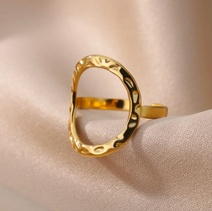 Eleganter 18 Karat Gold plattierter Ring mit auffälligem Großkreis