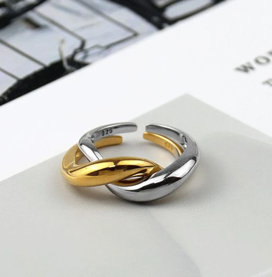 Schmuckstück: Eleganter Ring aus 18 Karat vergoldetem 925er Sterlingsilber im stilvollen Design