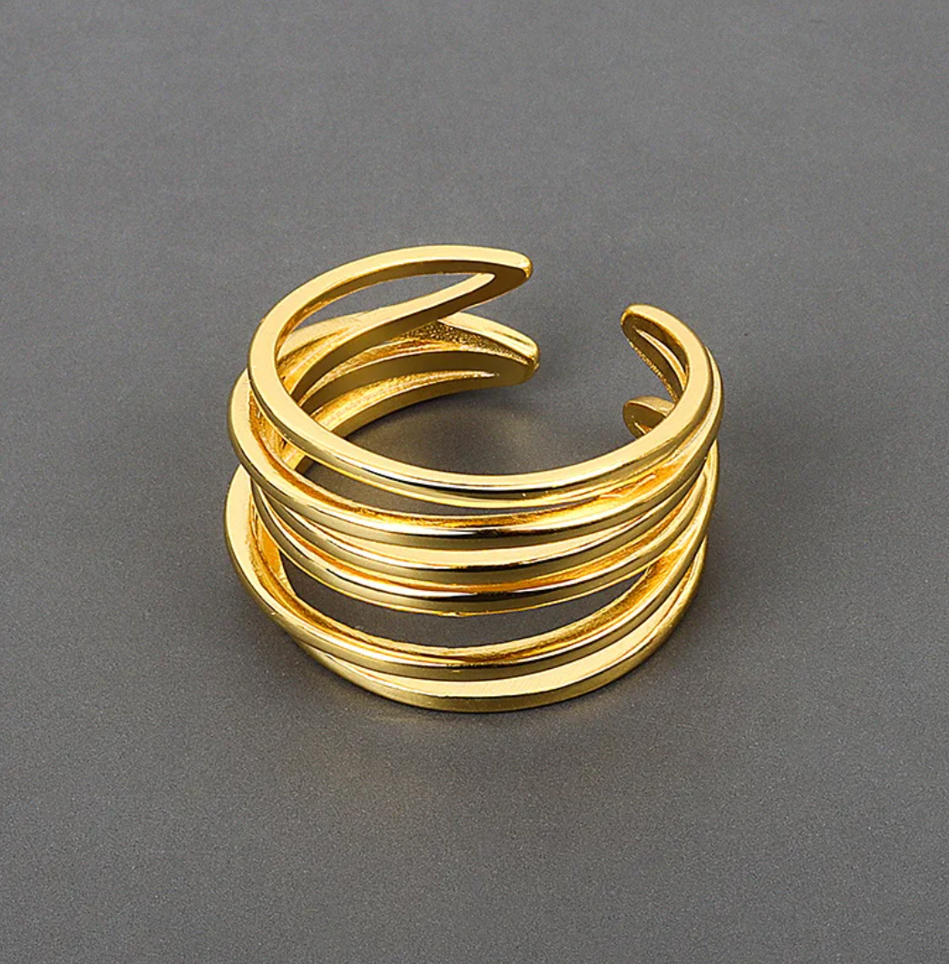 Eleganter Ring aus 18 Karat vergoldetem Material im Wald-Design