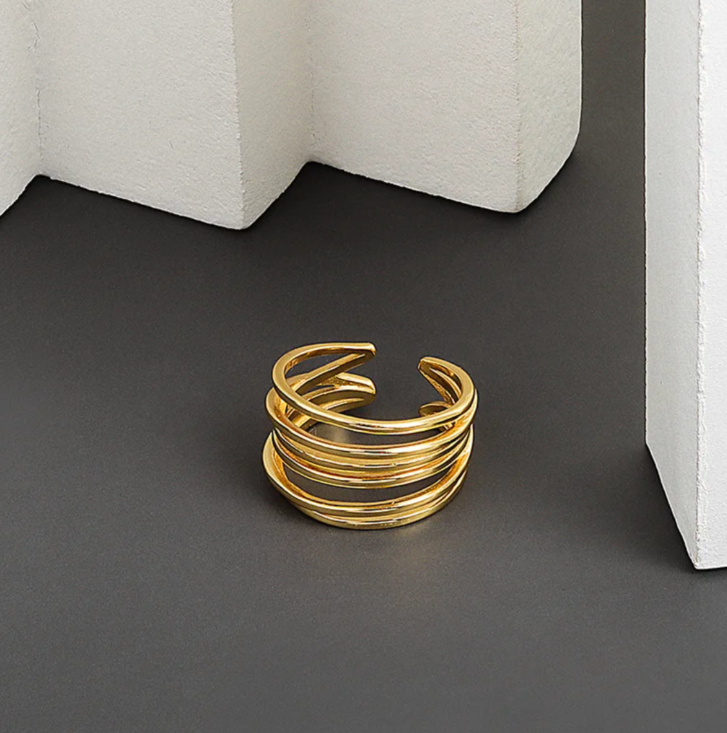 Eleganter Ring aus 18 Karat vergoldetem Material im Wald-Design