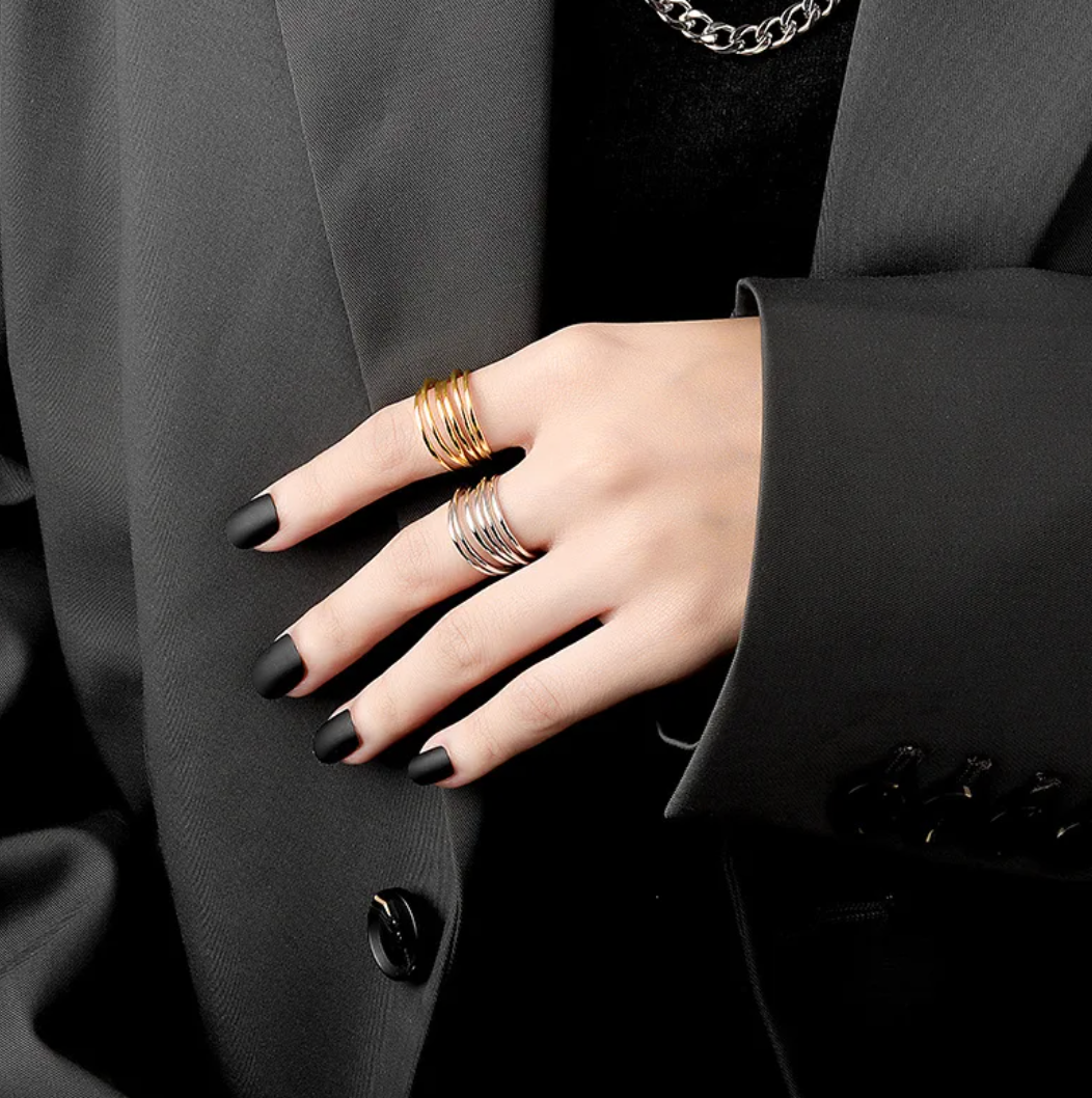 Eleganter Ring aus 18 Karat vergoldetem Material im Wald-Design