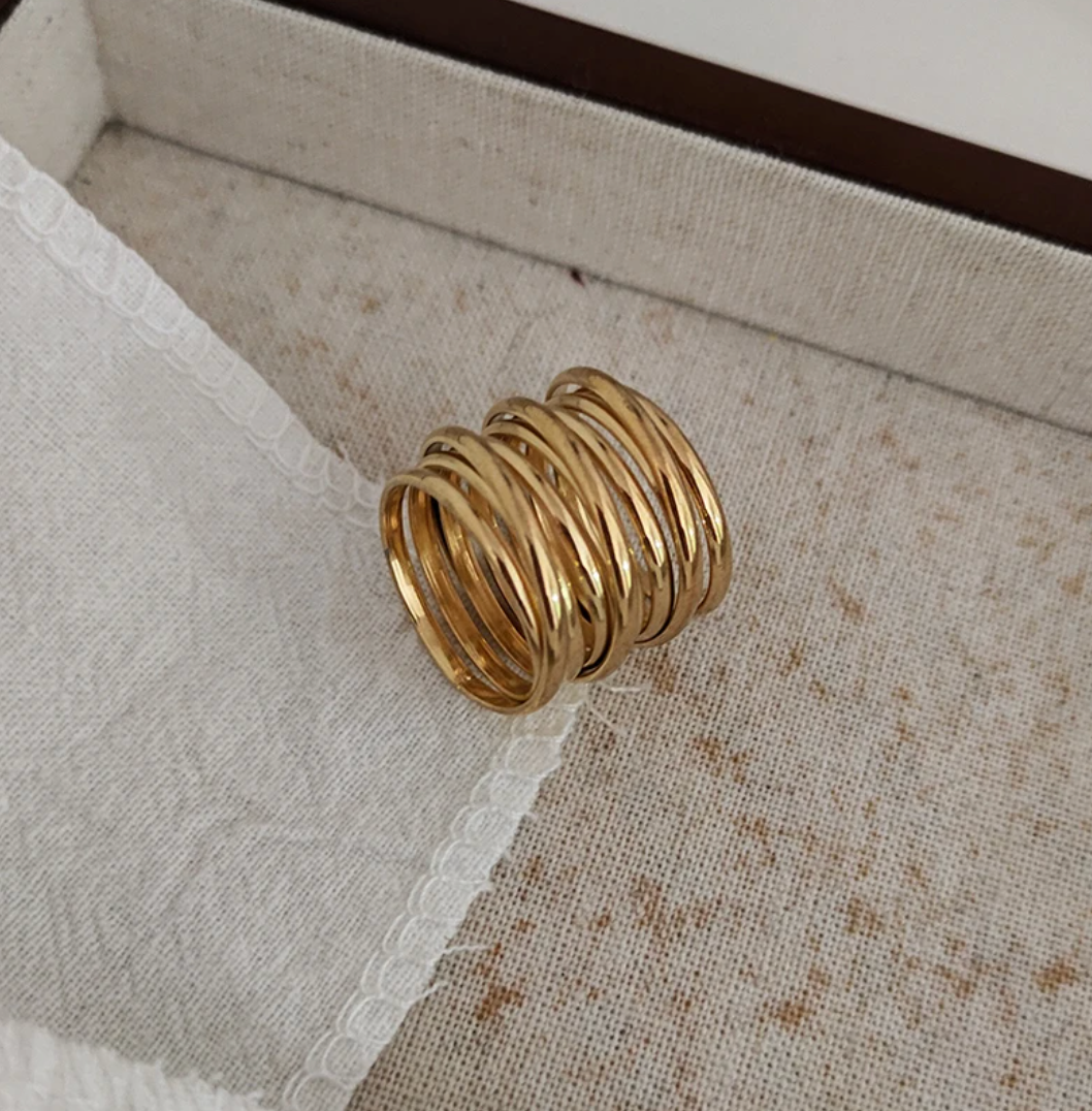 Eleganter 18 Karat vergoldeter Ring mit zeitlosem römischen Design