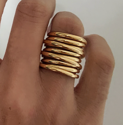 Eleganter 18 Karat vergoldeter Ring mit zeitlosem römischen Design