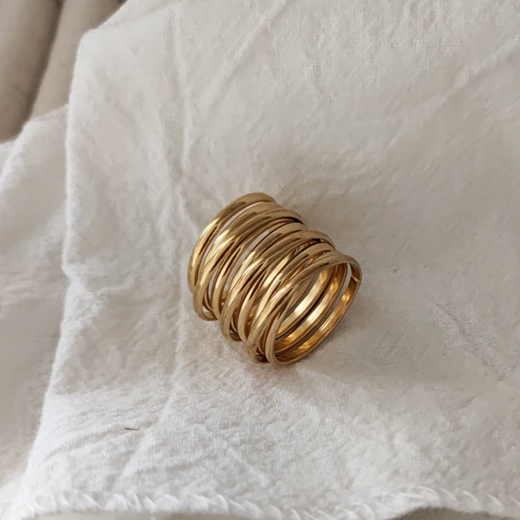 Eleganter 18 Karat vergoldeter Ring mit zeitlosem römischen Design