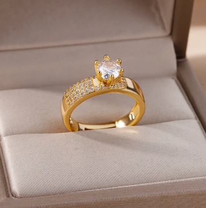 Eleganter 18 Karat vergoldeter Ring mit strahlendem Queen Stone