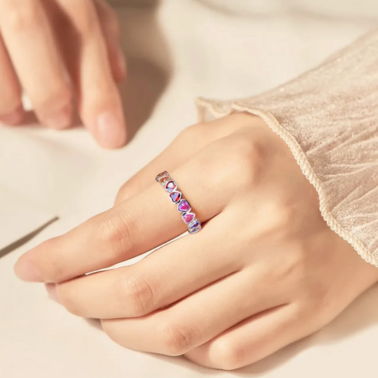 Faszinierender Mini-Ring aus 925er Sterlingsilber mit bunten Herzen