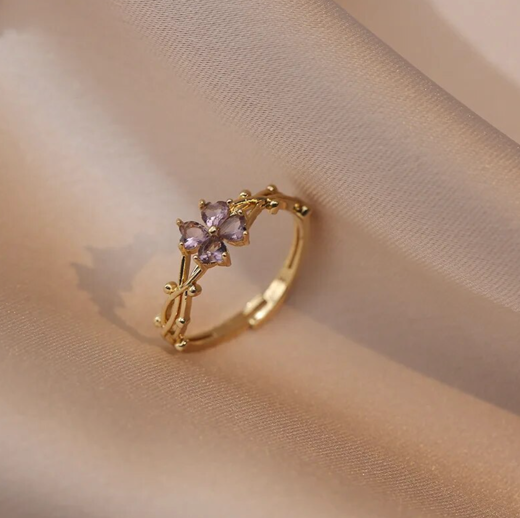 Eleganter verstellbarer Gänseblümchenring mit schimmerndem Amethyst-Zirkonia, 18 K. vergoldet