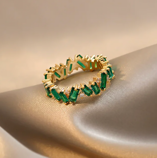 Eleganter Ring aus Jade mit funkelnden 18 Karat vergoldeten Akzenten