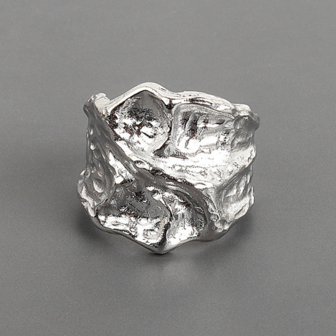 Eleganter Ring aus 925er Sterlingsilber mit einzigartigem geknittertem Design