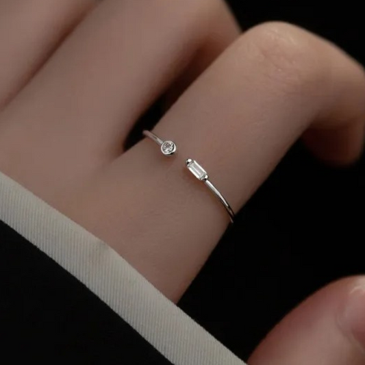 Eleganter verstellbarer Ring aus feinem 925 Sterling Silber, besetzt mit strahlenden Zirkoniasteinen