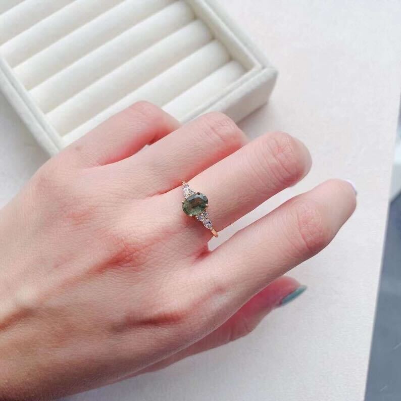 Eleganter 18 Karat vergoldeter Ring mit strahlendem grünen Energiestein