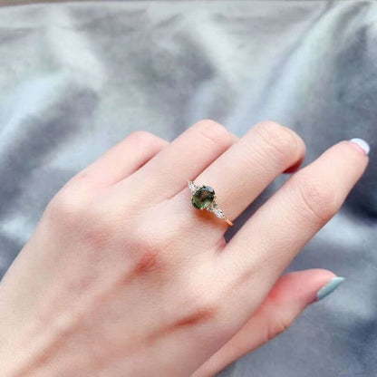 Eleganter 18 Karat vergoldeter Ring mit strahlendem grünen Energiestein